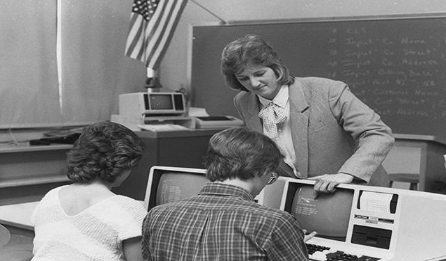 An early computer class.
