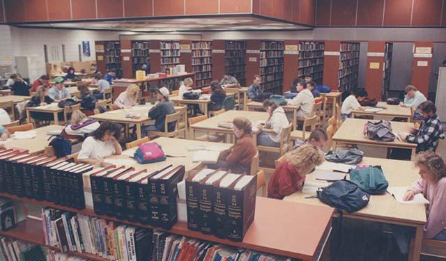 Students using the library, 1989.